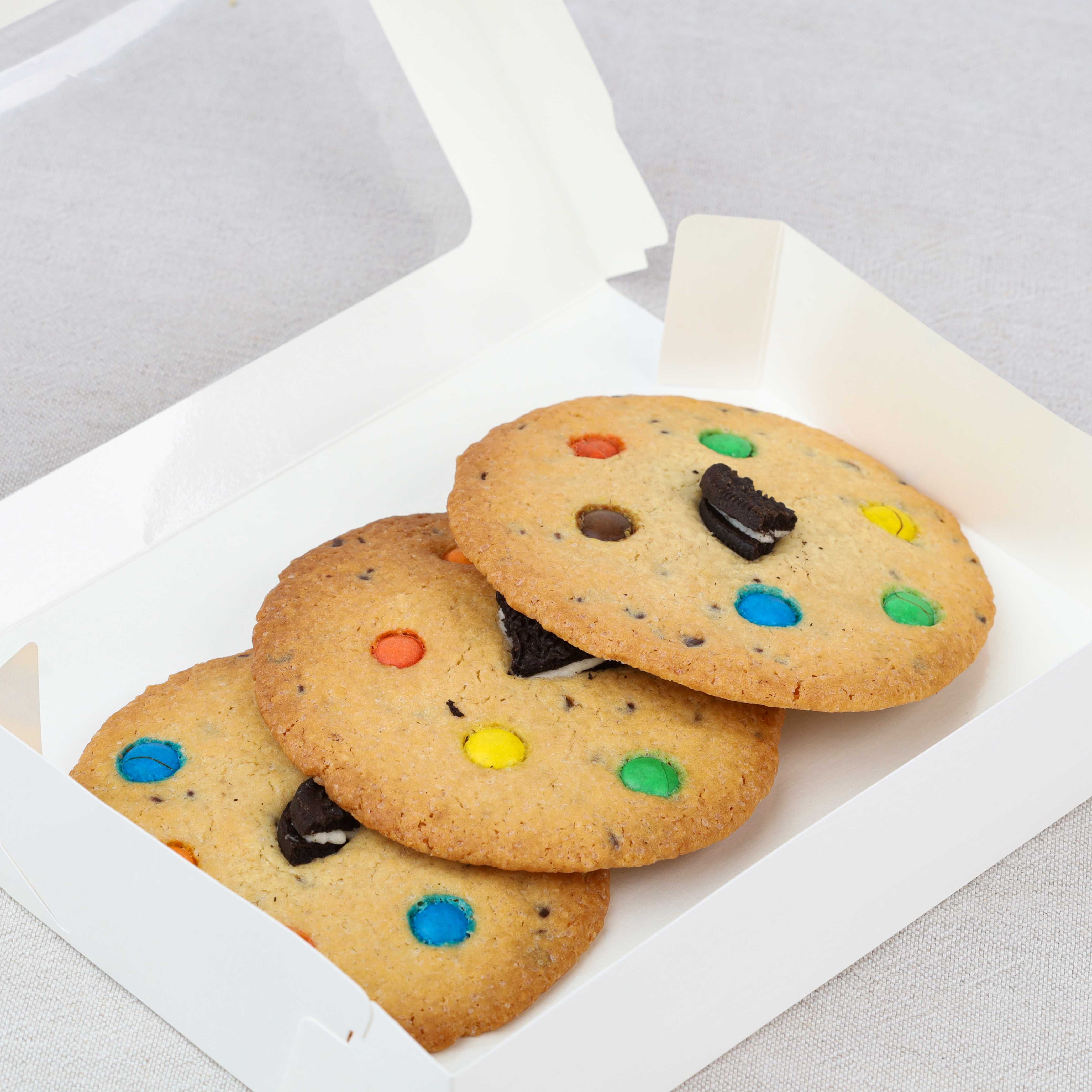 Sausainiai su šokolado gabaliukais, M&M's ir Oreo