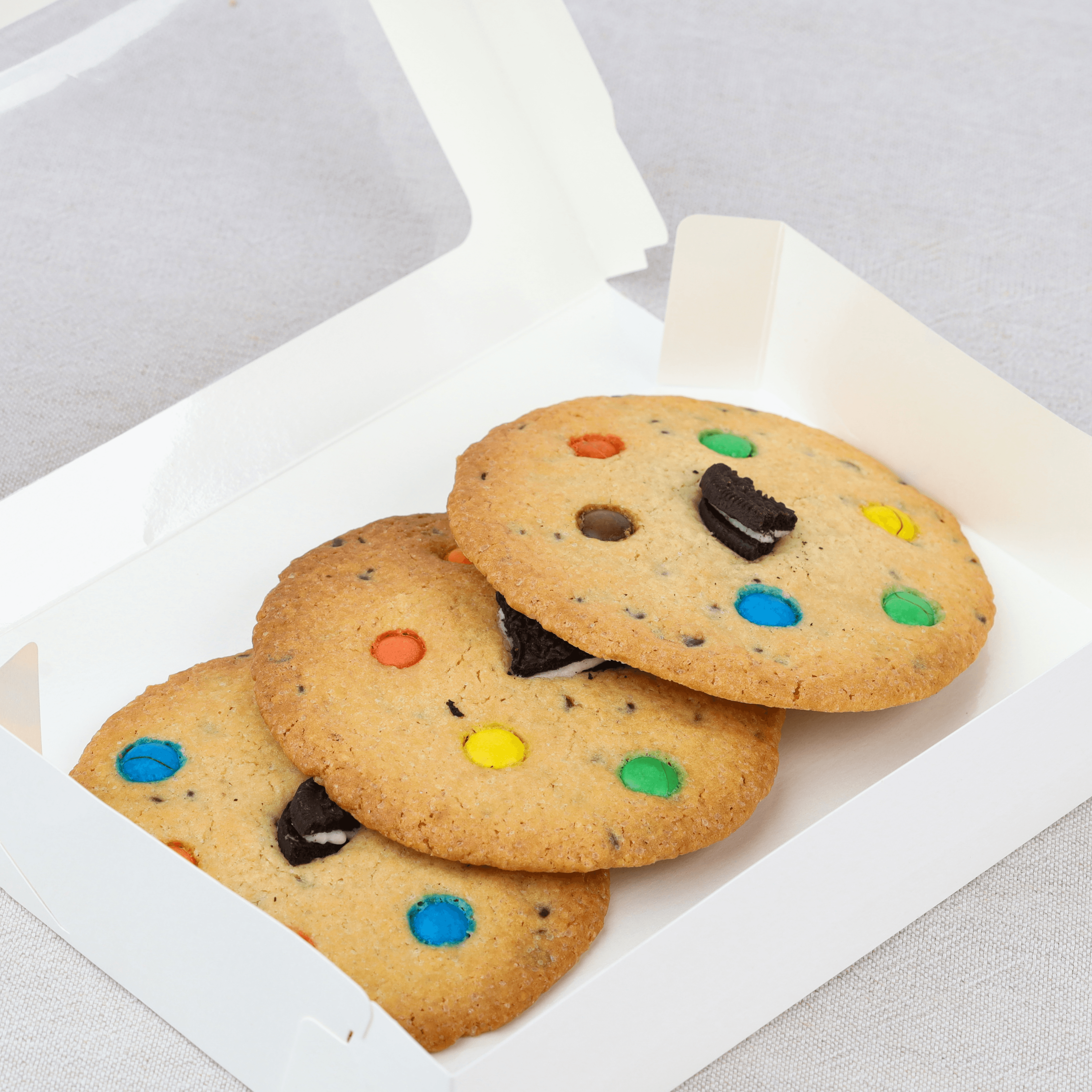 Sausainiai su šokolado gabaliukais, M&M's ir Oreo