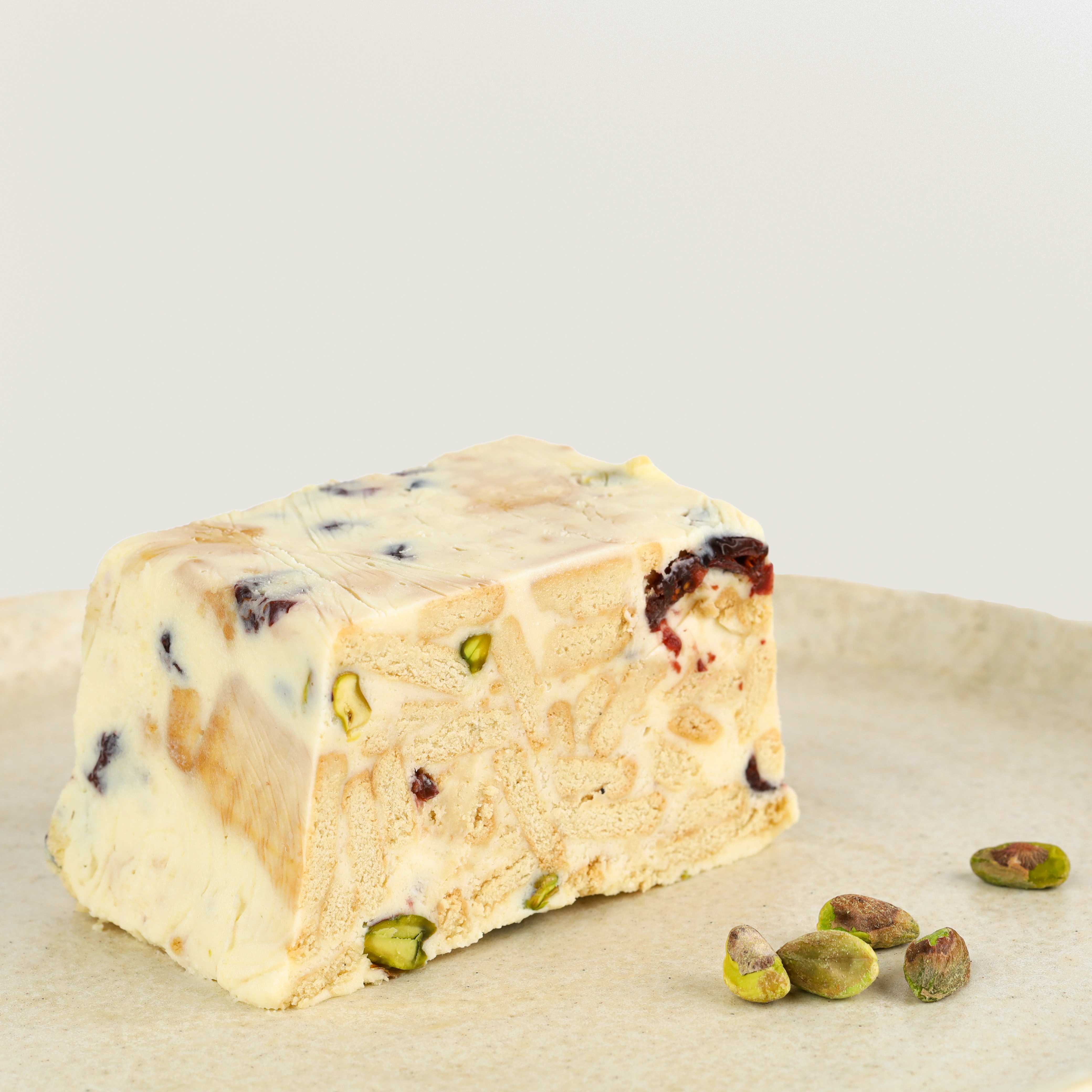 Varškės tinginys su džiovintomis spanguolėmis ir pistacijomis