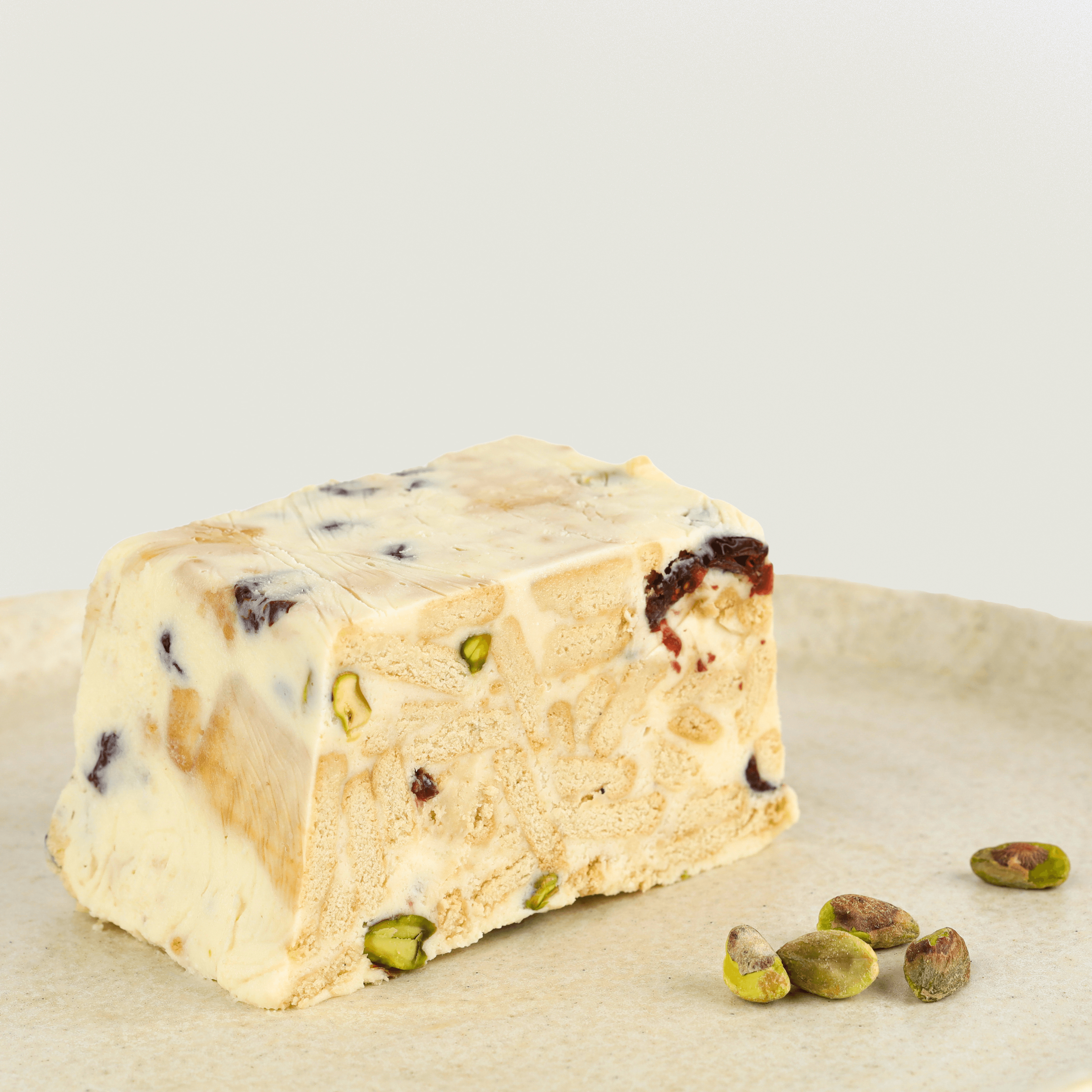 Varškės tinginys su džiovintomis spanguolėmis ir pistacijomis